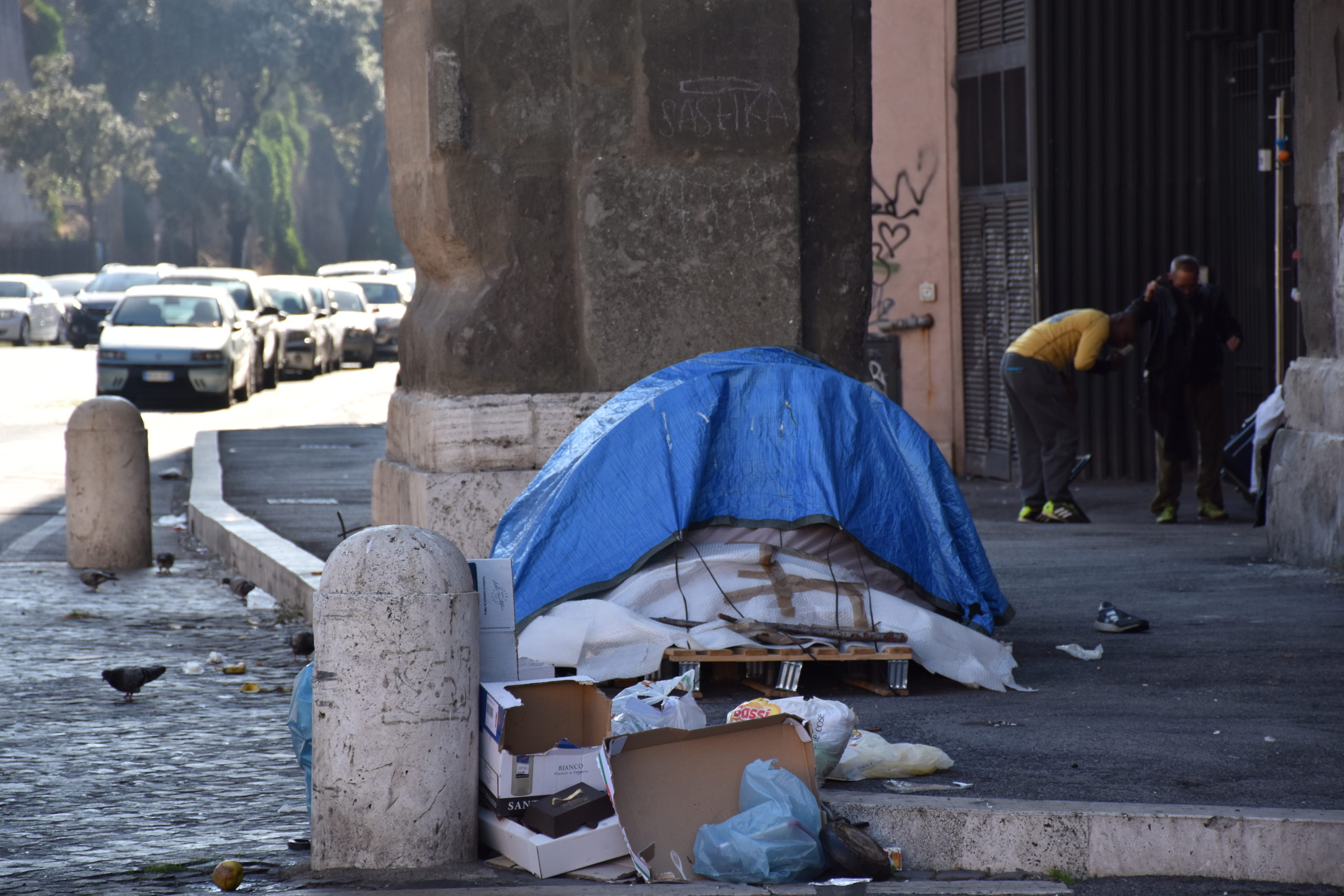 Cartoni davanti a una tenda di alcuni senzatetto nella zona di Castro Pretorio Cartoni davanti a una tenda di alcuni senzatetto nella zona di Castro Pretorio