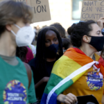 L’attivista ugandese Vanessa Nakate manifesta a Milano contro il cambiamento climatico.