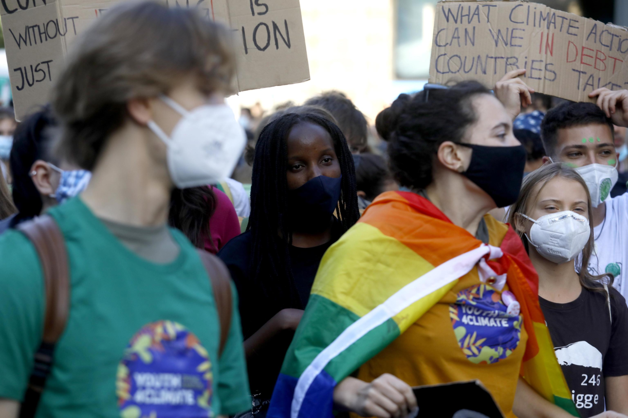 L’attivista ugandese Vanessa Nakate manifesta a Milano contro il cambiamento climatico.