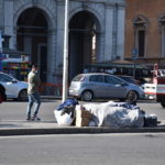 A piazza dei Cinquecento un senzatetto usa panni e cartoni per ripararsi