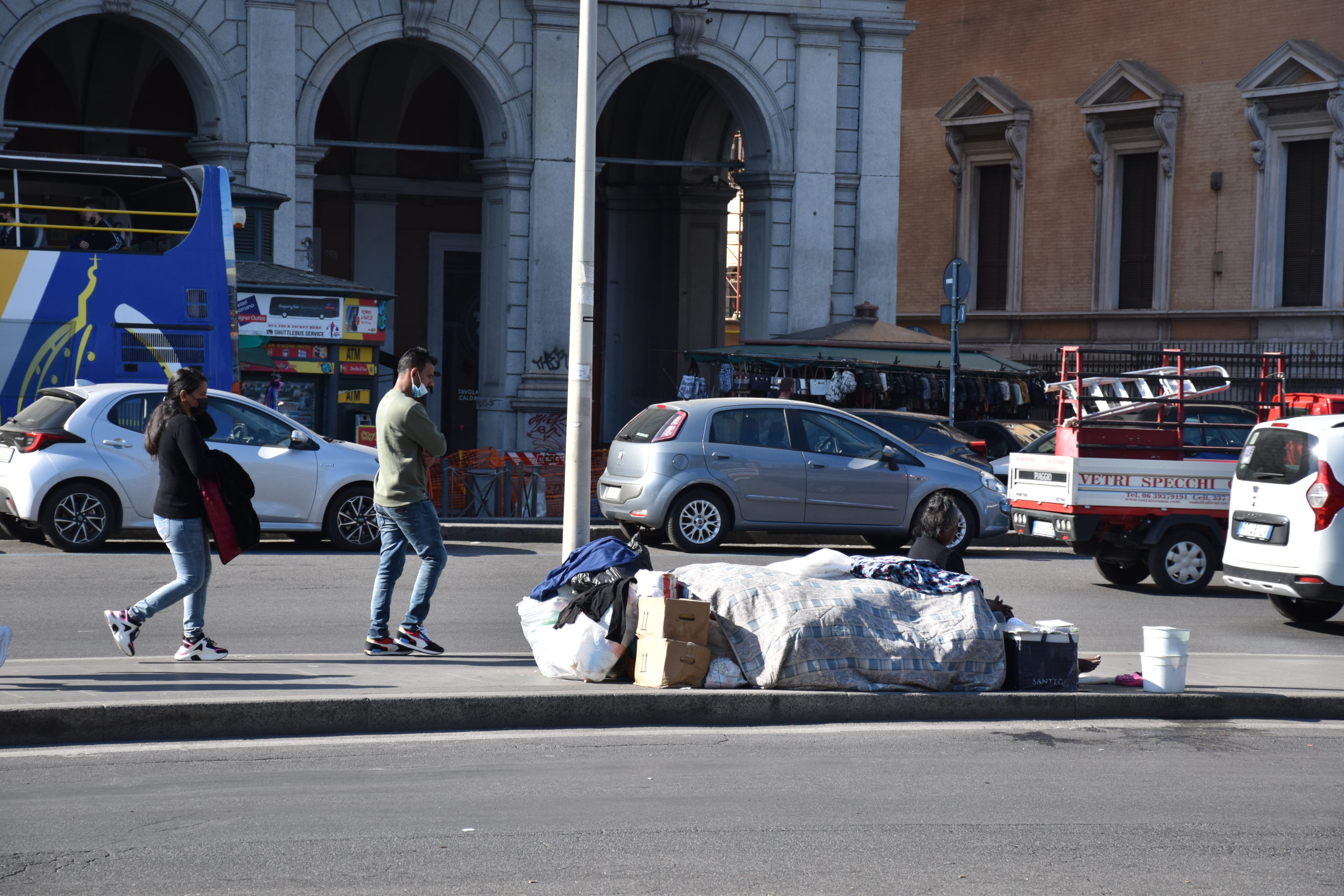 A piazza dei Cinquecento un senzatetto usa panni e cartoni per ripararsi