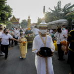Un giovane devoto buddista guida la processione
