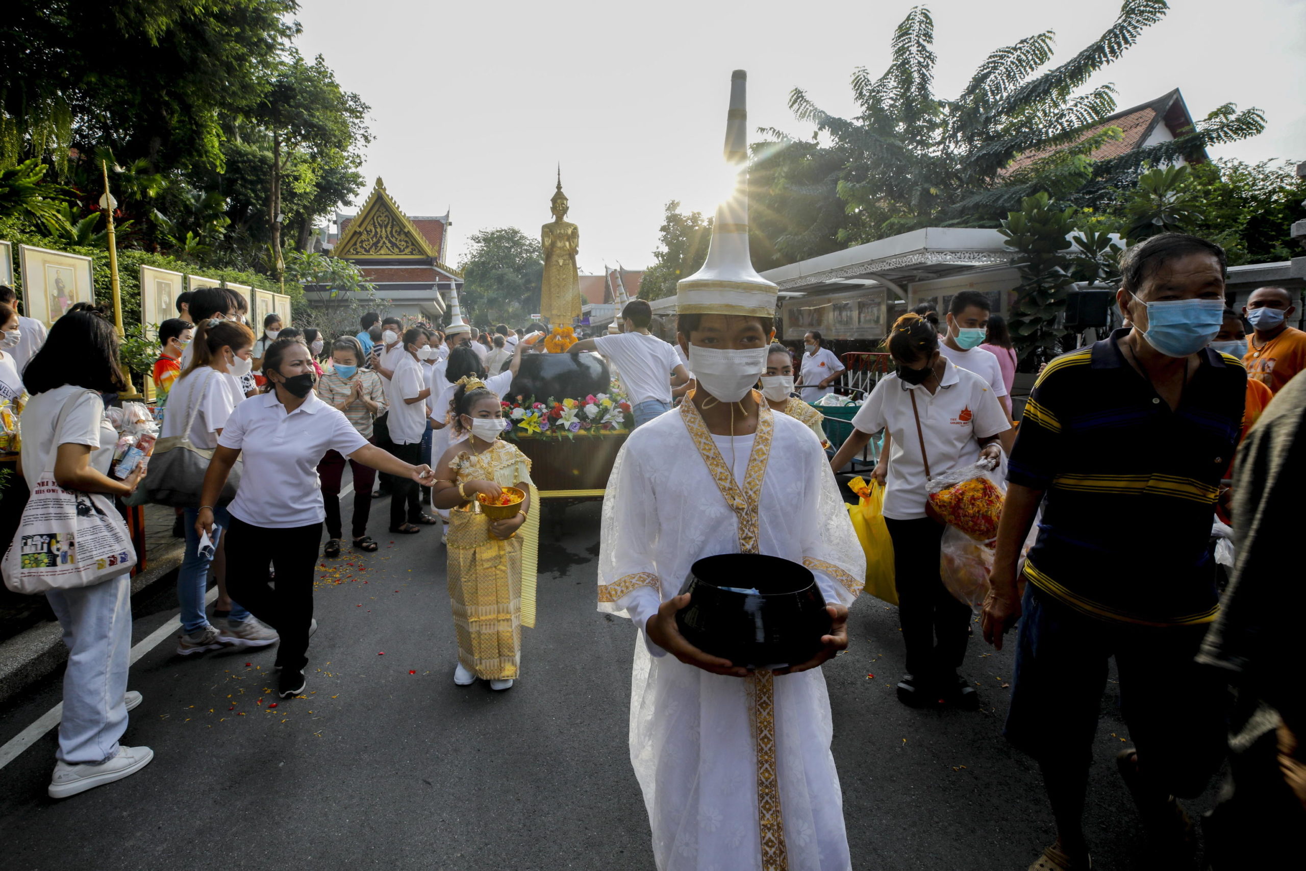 Un giovane devoto buddista guida la processione