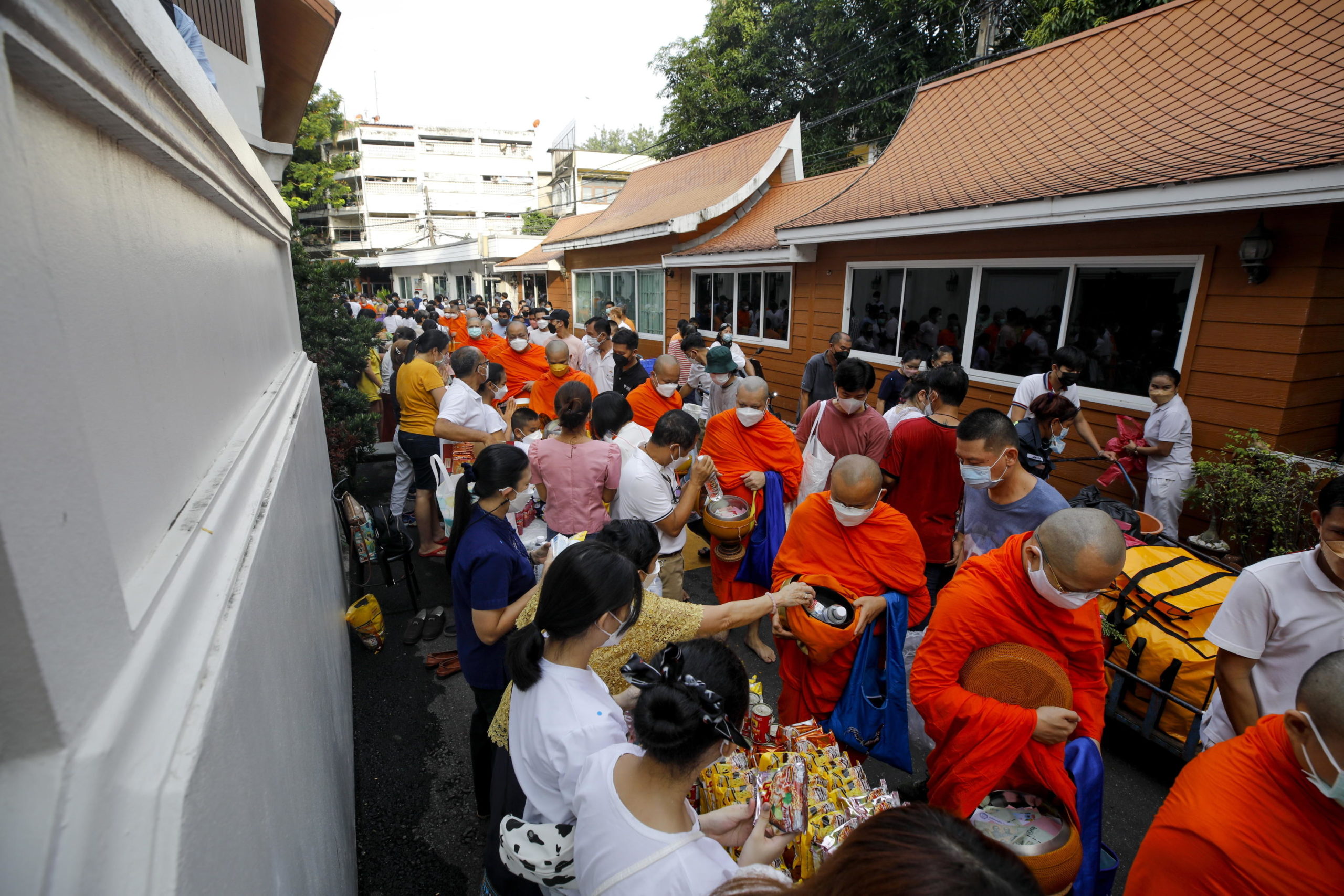 Devoti mattutini danno il loro contributo per il rito delle offerte Devoti mattutini danno il loro contributo per il rito delle offerte