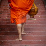 Un monaco buddista con la sua ciotola durante il rituale dell'elemosina mattutina