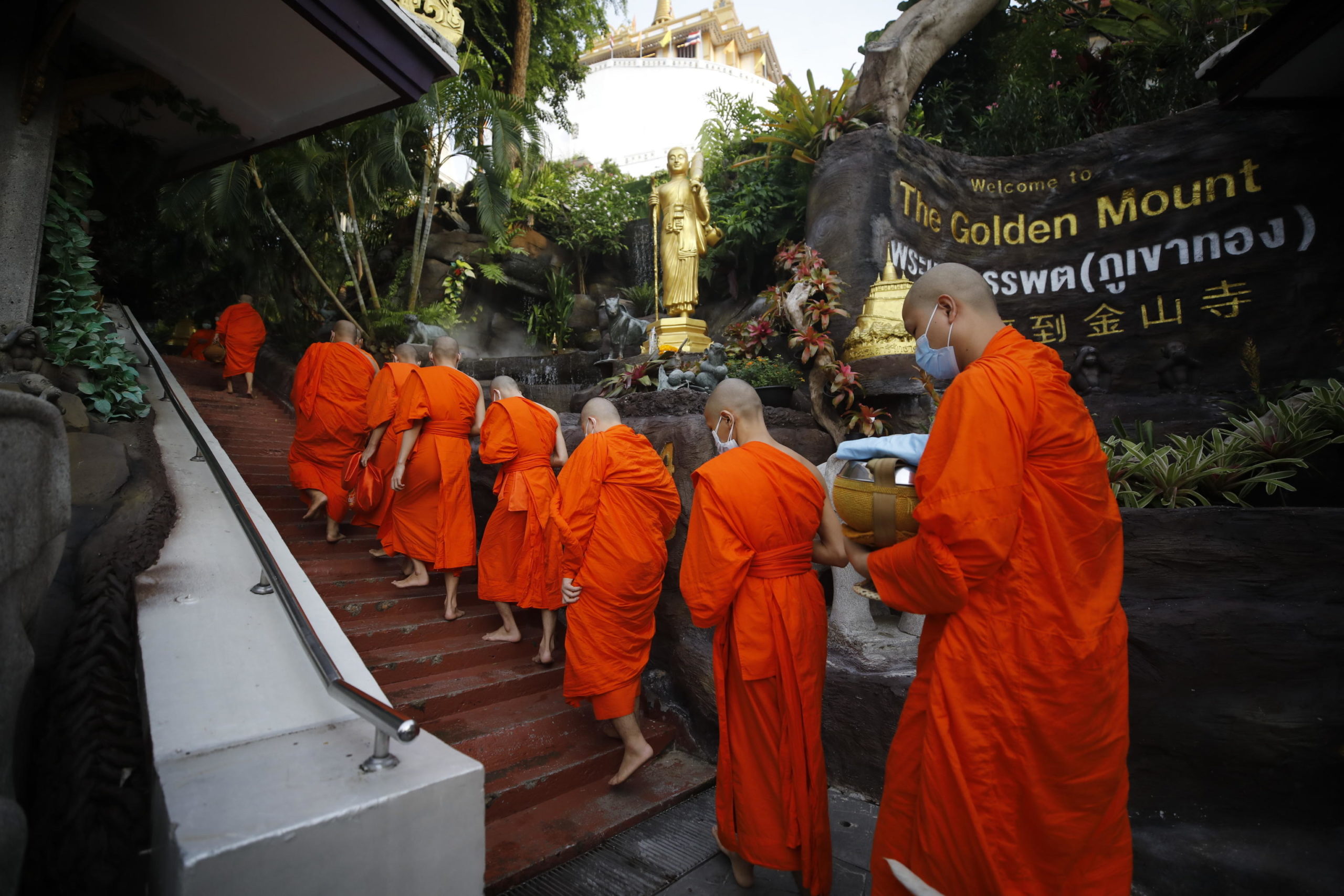 I monaci buddisti thailandesi si preparano per il rituale dell' elemosina mattutina