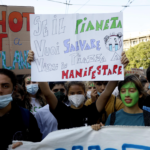 Ragazzi partecipano alla manifestazione Fridays for Future.