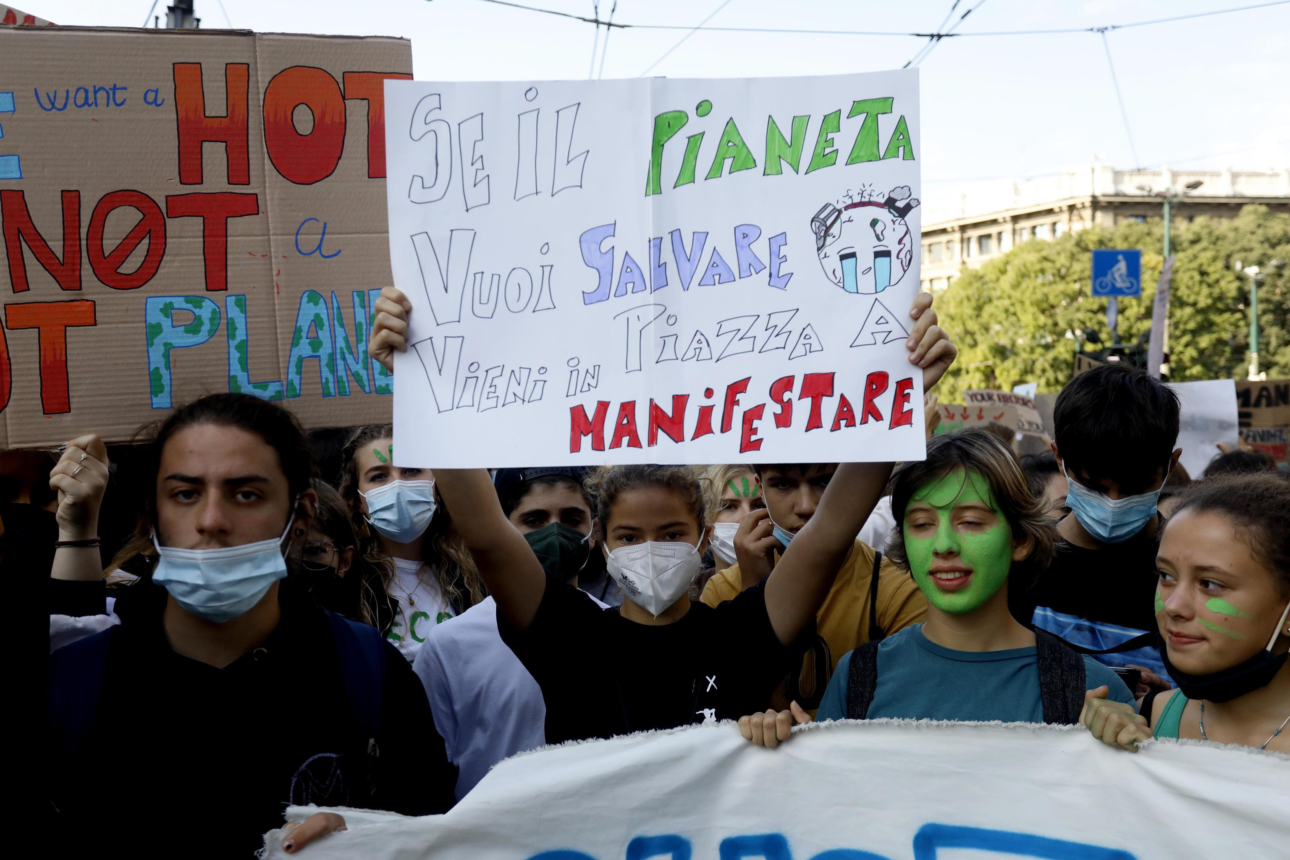 Ragazzi partecipano alla manifestazione Fridays for Future.