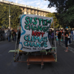 ‘Cambiamento del sistema, non cambiamento climatico’: uno degli slogan dei giovani manifestanti.