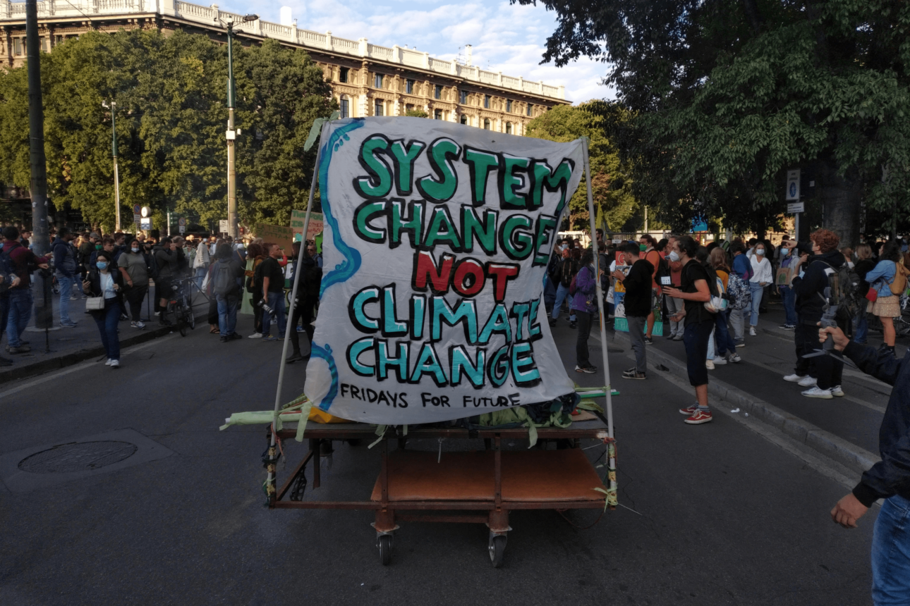 ‘Cambiamento del sistema, non cambiamento climatico’: uno degli slogan dei giovani manifestanti.