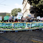 ‘Un altro mondo è necessario’: lo striscione durante la manifestazione Fridays for Future.