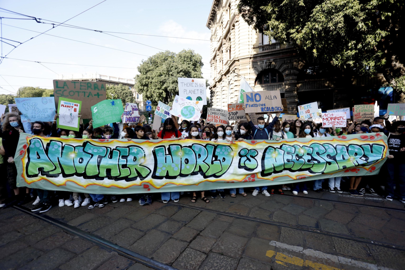 ‘Un altro mondo è necessario’: lo striscione durante la manifestazione Fridays for Future.