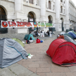 Gli attivisti del Justice Climate Platform hanno passato la notte a piazza Affari a Milano.