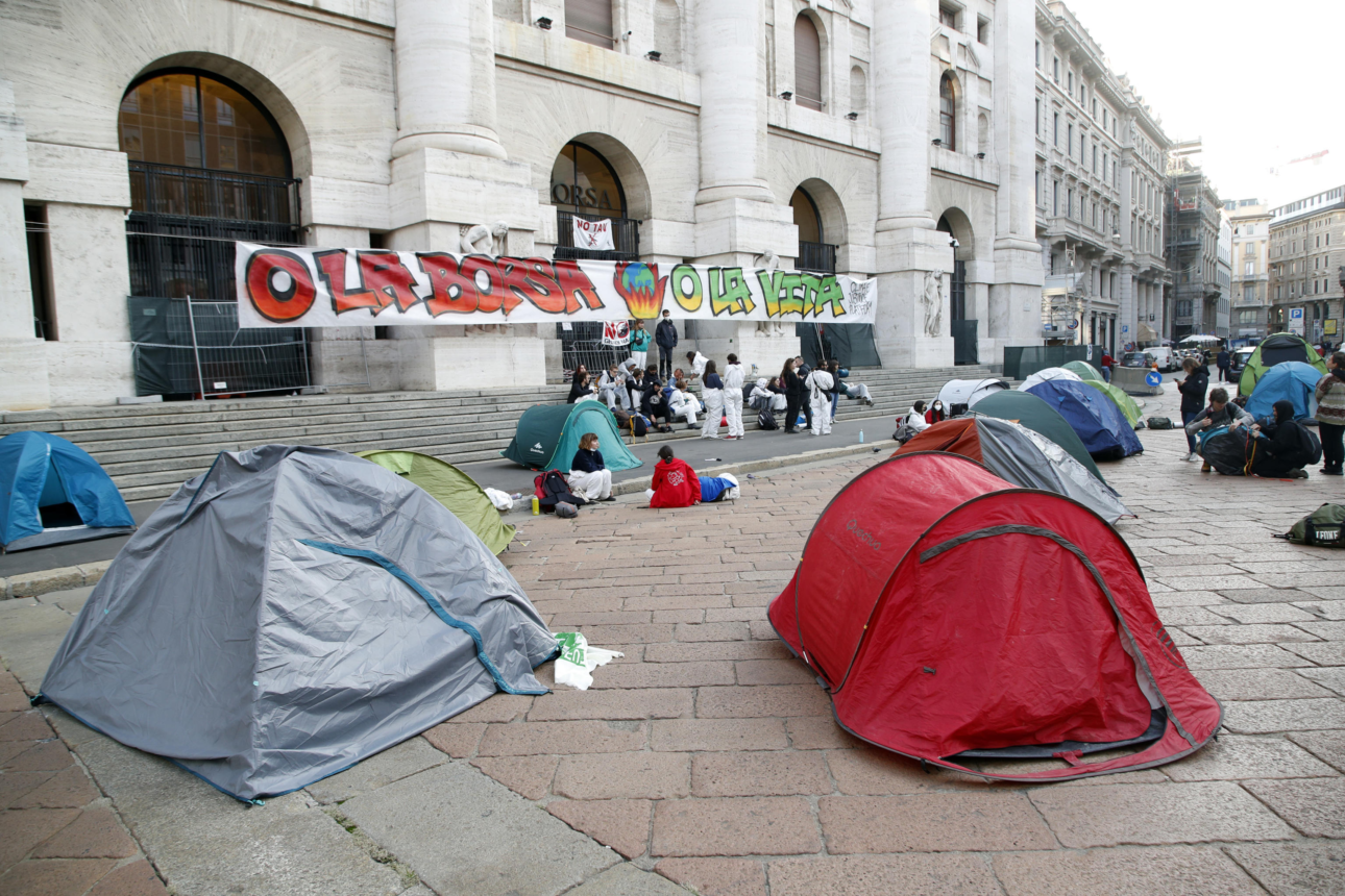 Gli attivisti del Justice Climate Platform hanno passato la notte a piazza Affari a Milano.