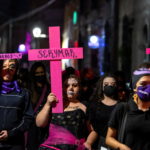 Donne portano croce con i nomi delle vittime