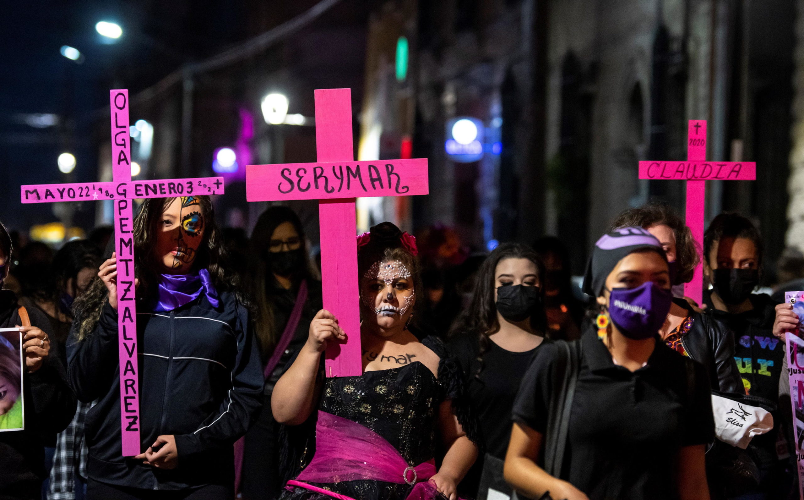 Donne portano croce con i nomi delle vittime Donne portano croce con i nomi delle vittime