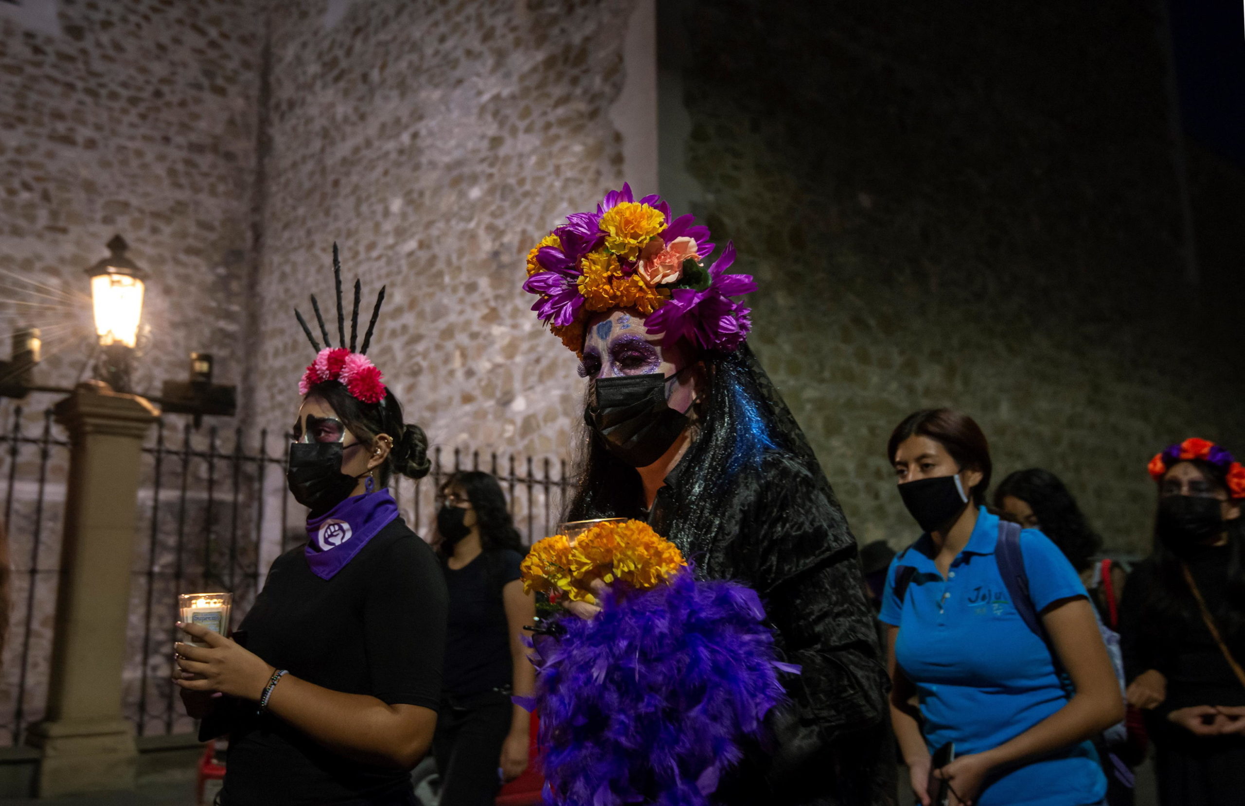 Donna vestita da catrina porta un mazzo di fiori Donna vestita da catrina porta un mazzo di fiori