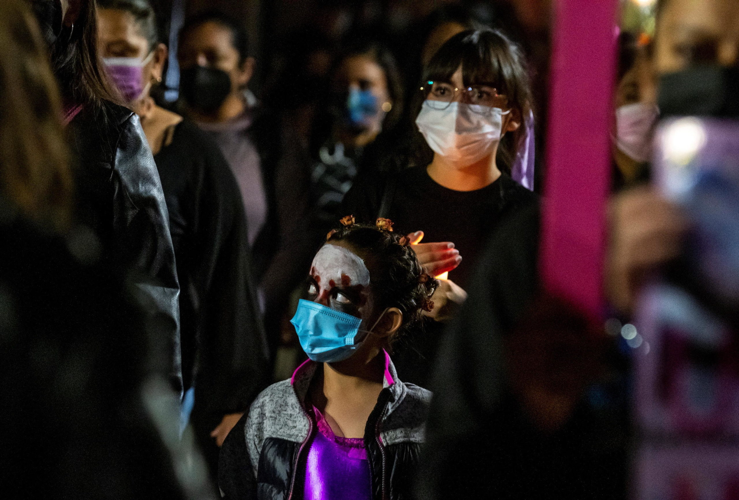 Bambina travestita da catrina alla marcia Bambina travestita da catrina alla marcia