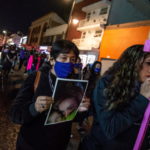 Donna porta la foto di una vittima di femminicidio in processione