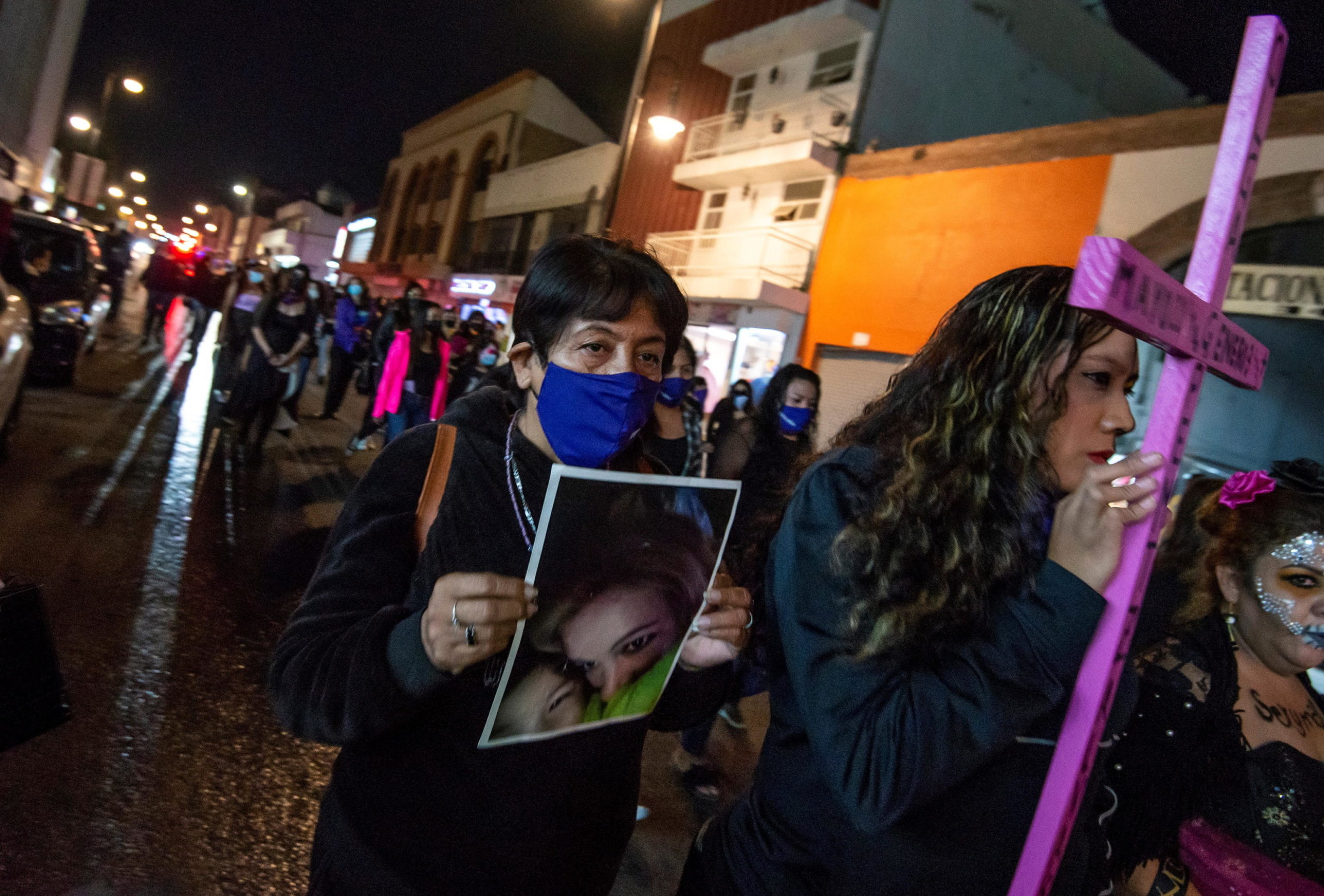 Donna porta la foto di una vittima di femminicidio in processione