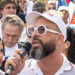 L'attivista cubano Alexander Otaola e alcuni attivisti per la libertà, partecipano a una manifestazione a sostegno del popolo cubano contro il governo di Cuba a Miami, in Florida