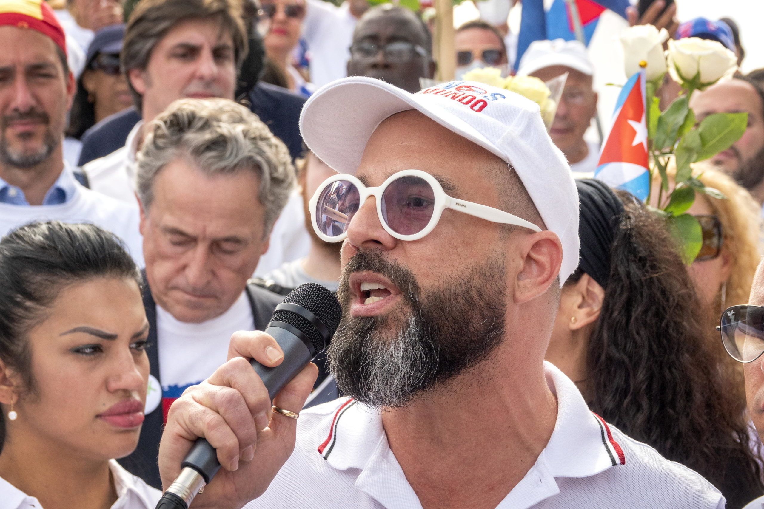 L'attivista cubano Alexander Otaola e alcuni attivisti per la libertà, partecipano a una manifestazione a sostegno del popolo cubano contro il governo di Cuba a Miami, in Florida