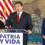 Il governatore della Florida, Ron Desantis, parla della protesta nazionale a Cuba, durante un evento alla Freedom Tower a Miami, in Florida. Accanto al governatore ci sono Sylvia Iriondo, attivista cubano e il vice governatore della Florida, Jeanette Nunez