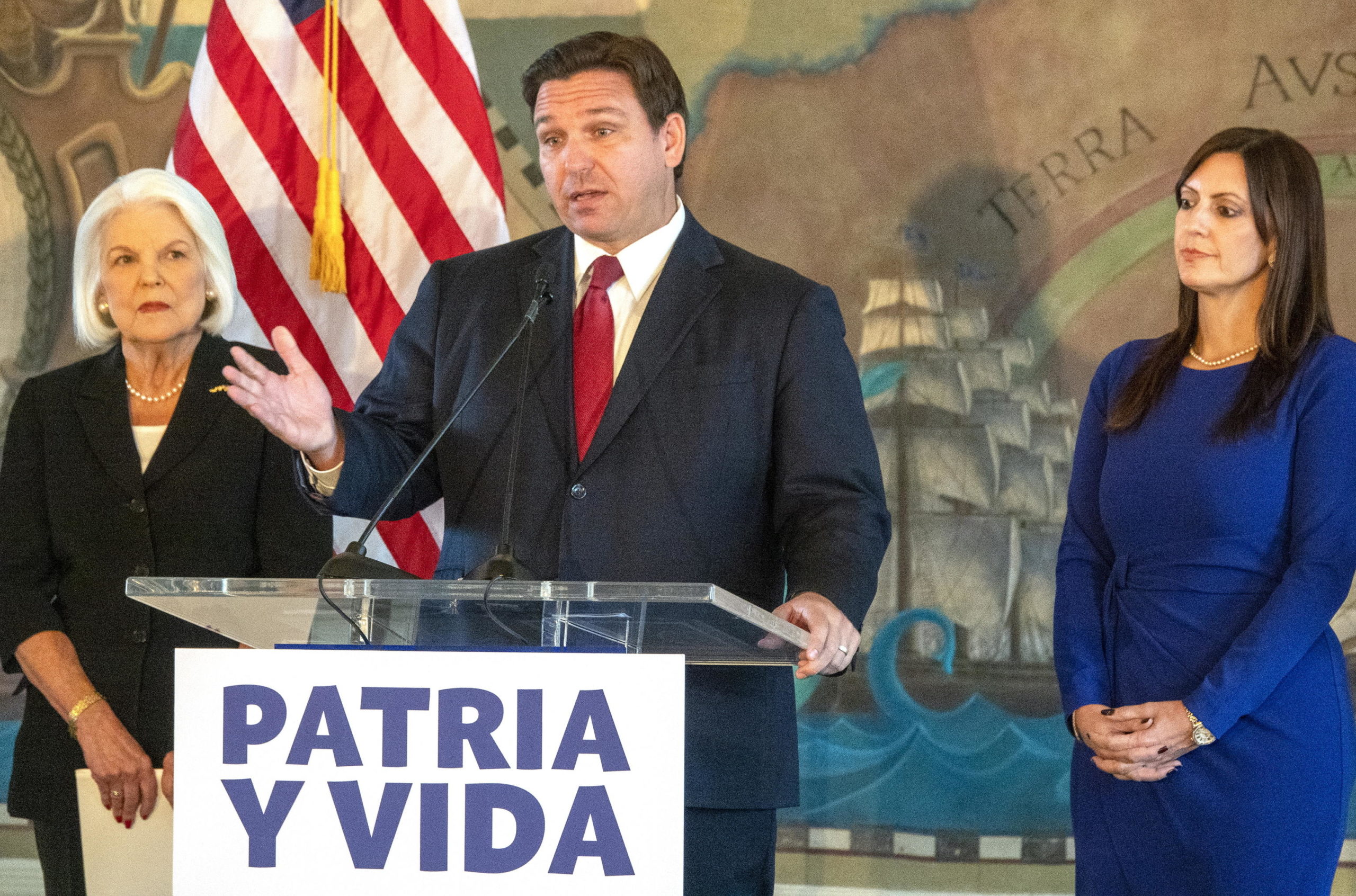 Il governatore della Florida, Ron Desantis, parla della protesta nazionale a Cuba, durante un evento alla Freedom Tower a Miami, in Florida. Accanto al governatore ci sono Sylvia Iriondo, attivista cubano e il vice governatore della Florida, Jeanette Nunez