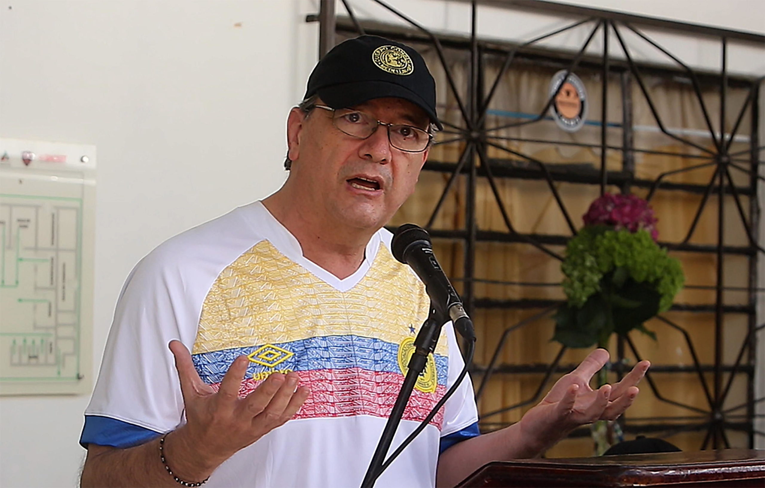 Il console onorario del Brasile a Medellin, Sergio Escobar, parla durante un omaggio alle vittime