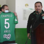 Il sindaco di La Union, Edgar Alexander Osorio, riceve una maglia commemorativa dell'Atletico Nacional