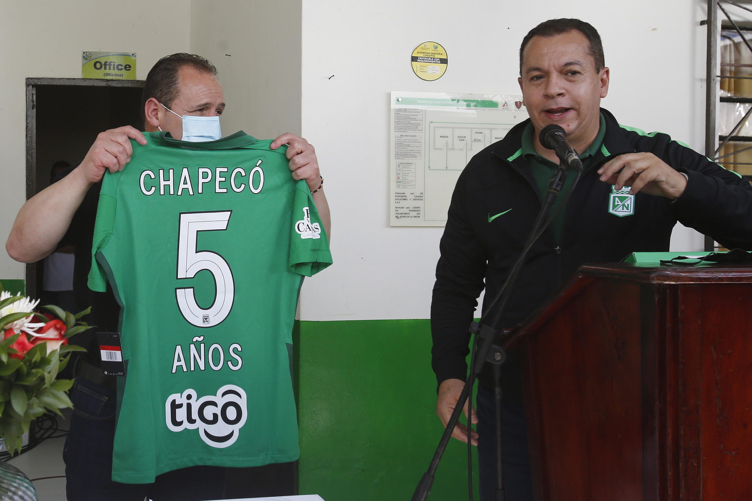 Il sindaco di La Union, Edgar Alexander Osorio, riceve una maglia commemorativa dell'Atletico Nacional