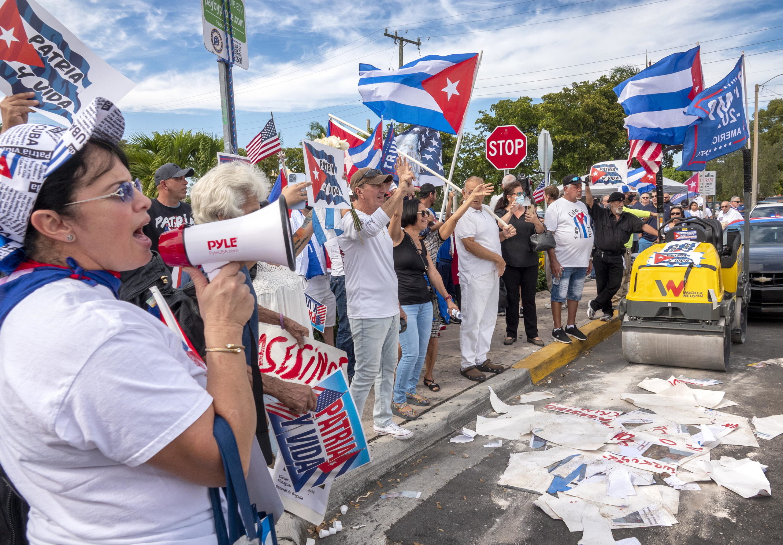 A Miami centinaia di cubano-americani e attivisti hanno manifestato a favore della protesta del popolo cubano contro il governo di Cuba