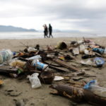 La spiaggia di Banda Aceh in Indonesia disseminata di rifiuti di plastica