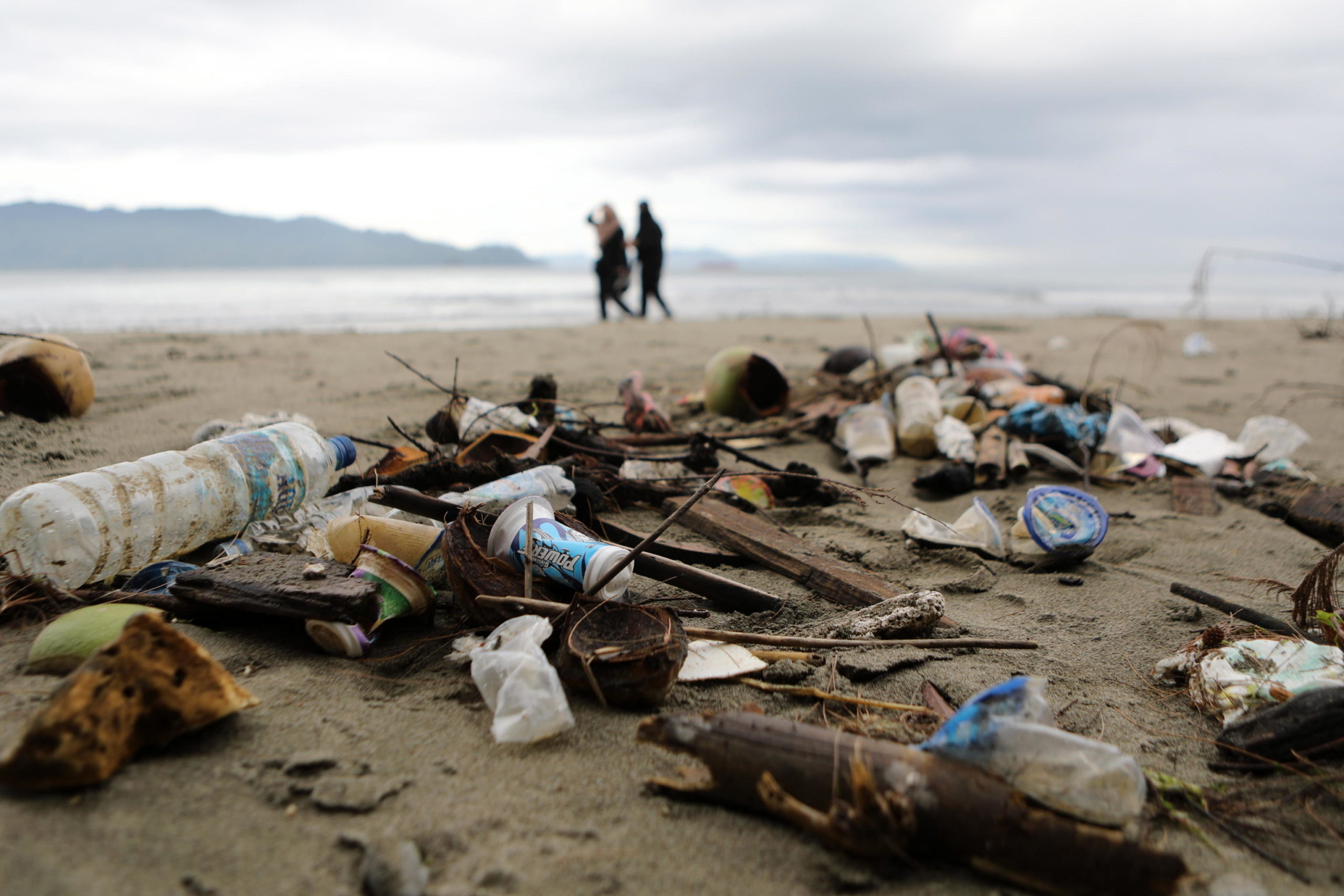 La spiaggia di Banda Aceh in Indonesia disseminata di rifiuti di plastica