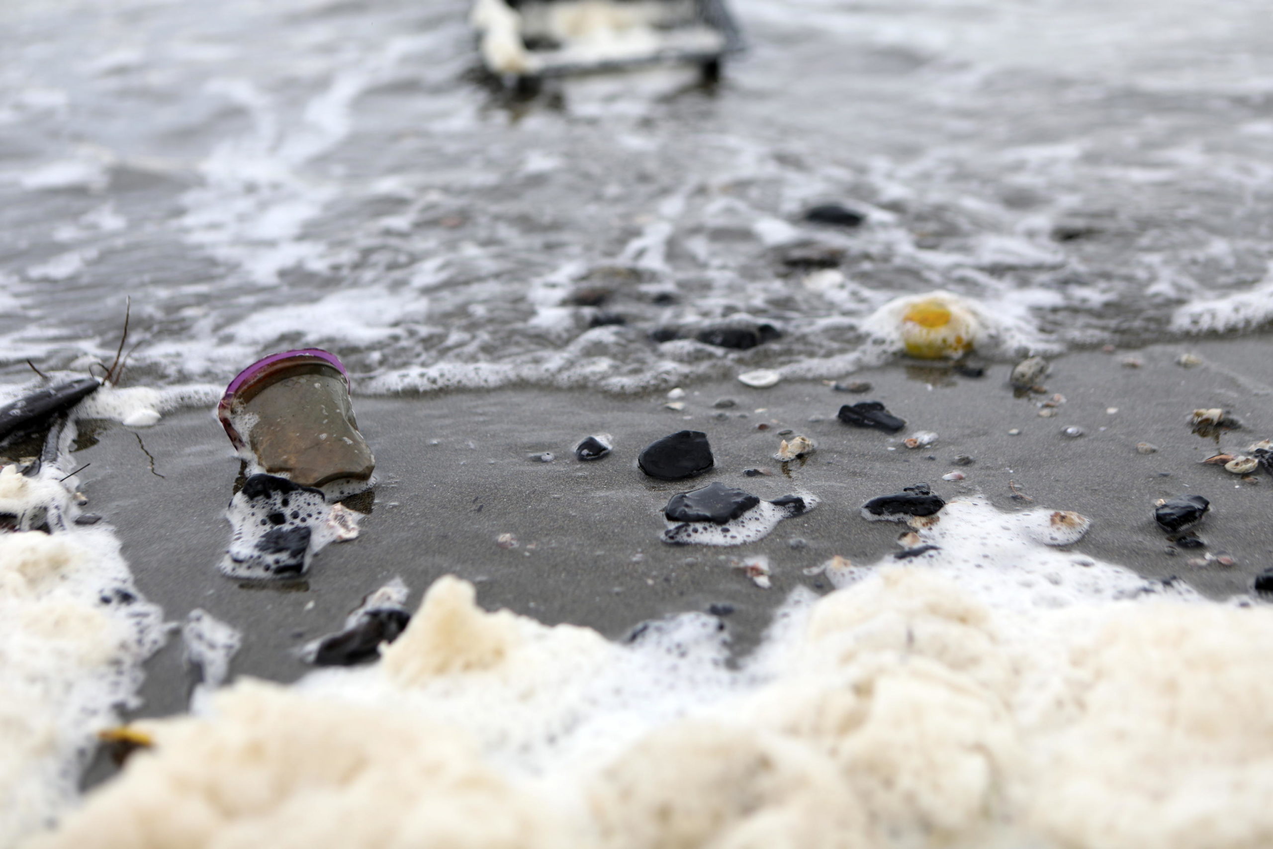Il mare della spiaggia di Banda Aceh inquinato dai rifiuti