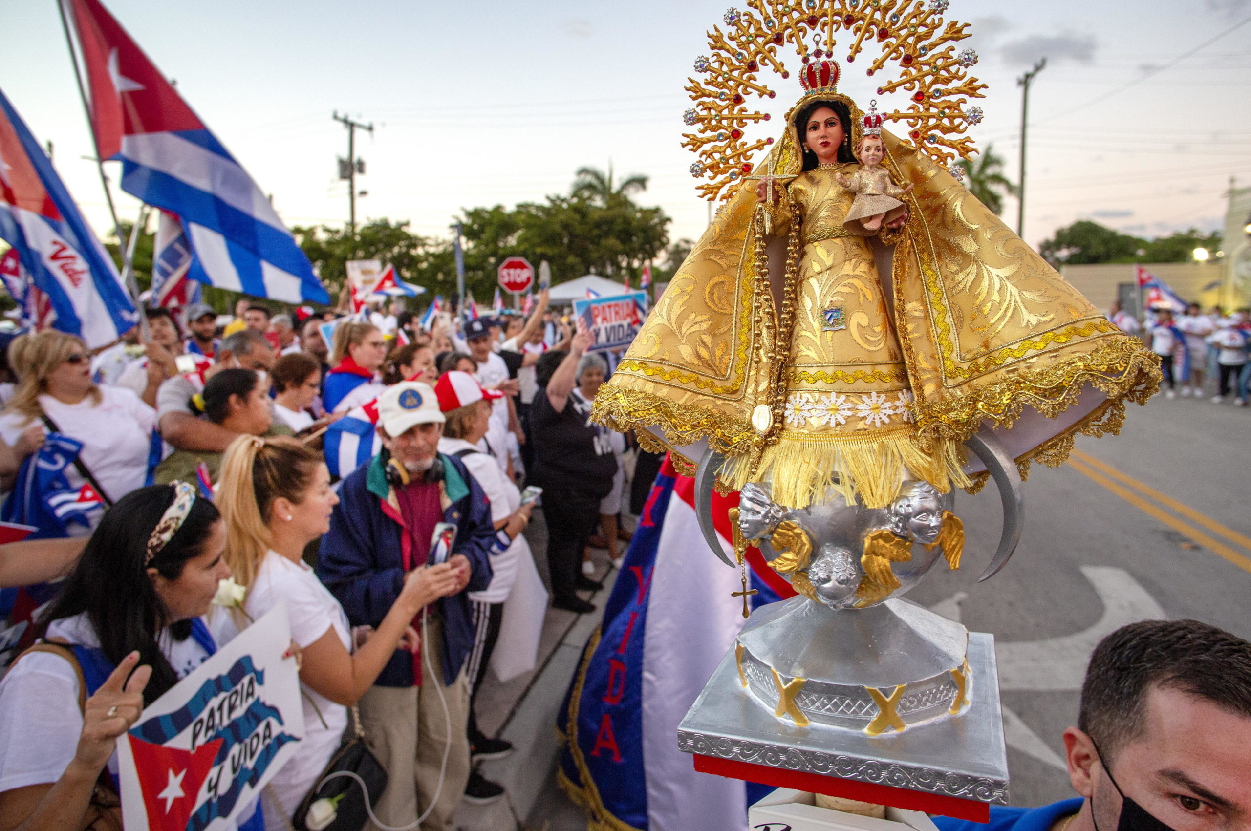 A Miami, in Florida, centinaia di manifestanti hanno protestato contro il governo di Cuba