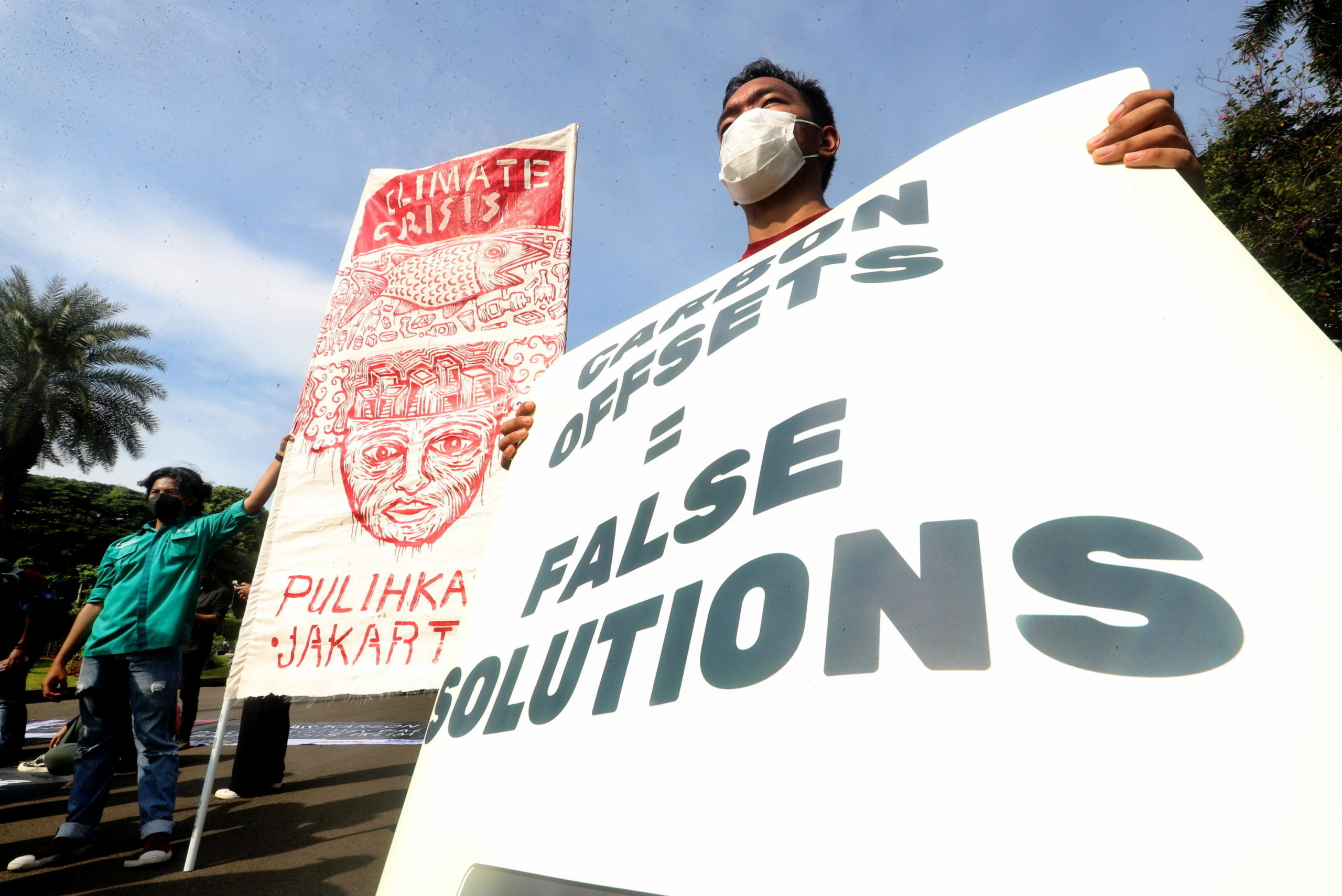 I manifestanti protestano a Giacarta contro il cambiamento climatico