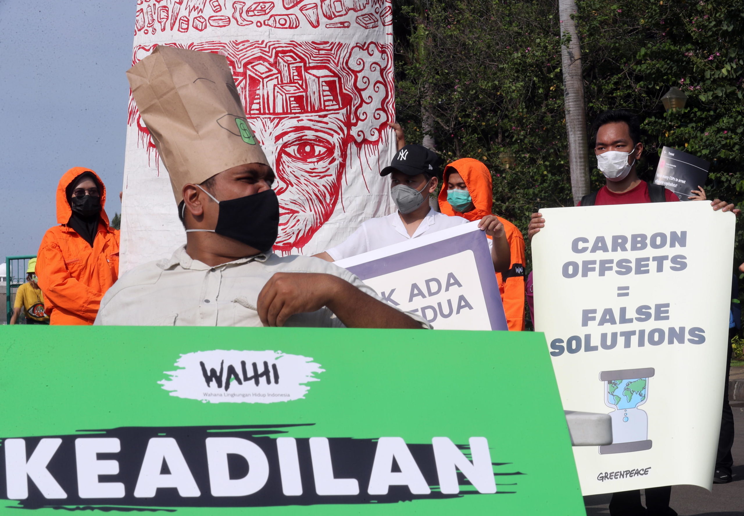 Un attivista indonesiano mostra il suo manifesto di protesta chiedendo "giustizia"