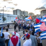 Attivisti e cittadini cubano-americani hanno protestato contro il governo cubano davanti al ristorante 'Versailles' a Miami, in Florida