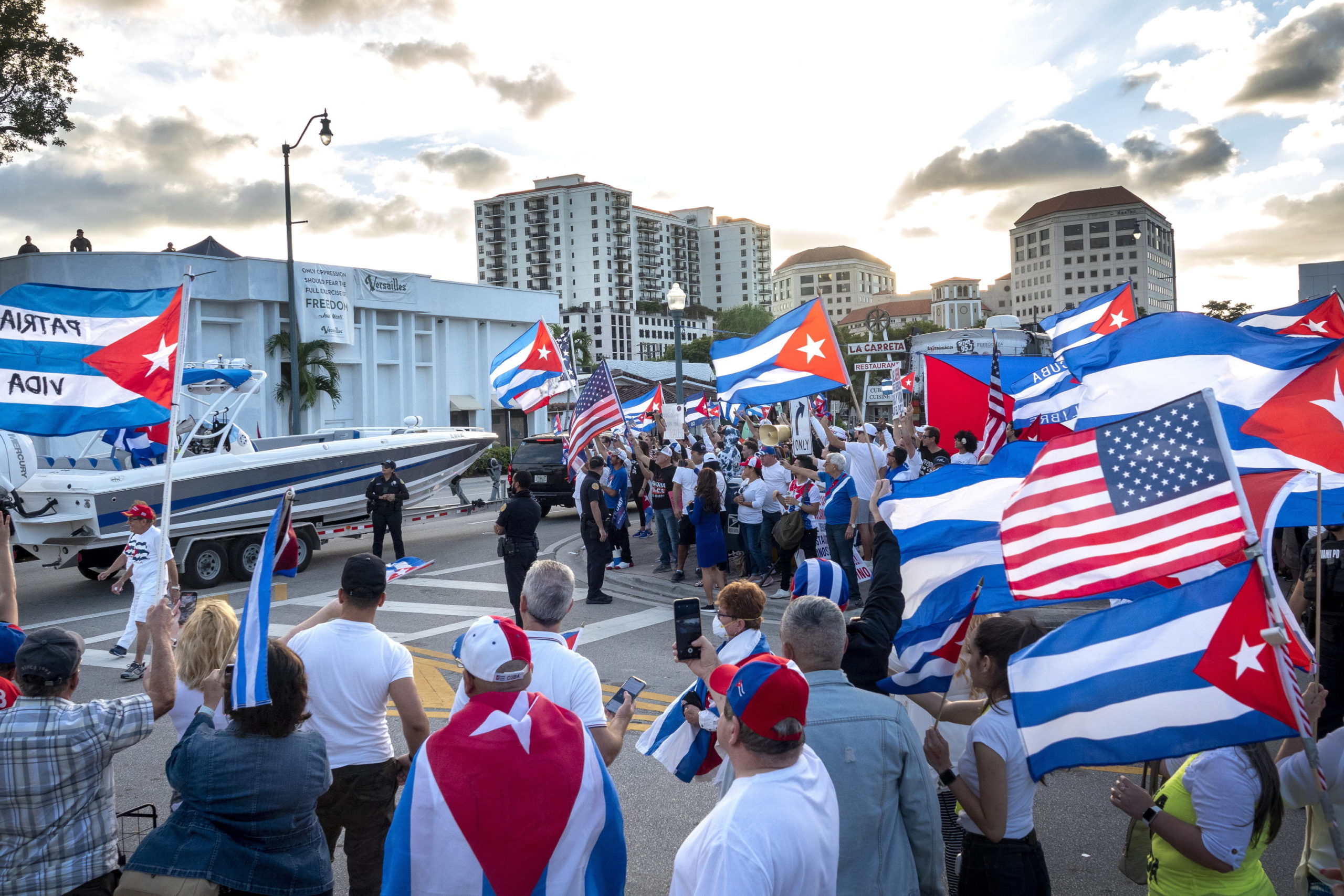Attivisti e cittadini cubano-americani hanno protestato contro il governo cubano davanti al ristorante 'Versailles' a Miami, in Florida