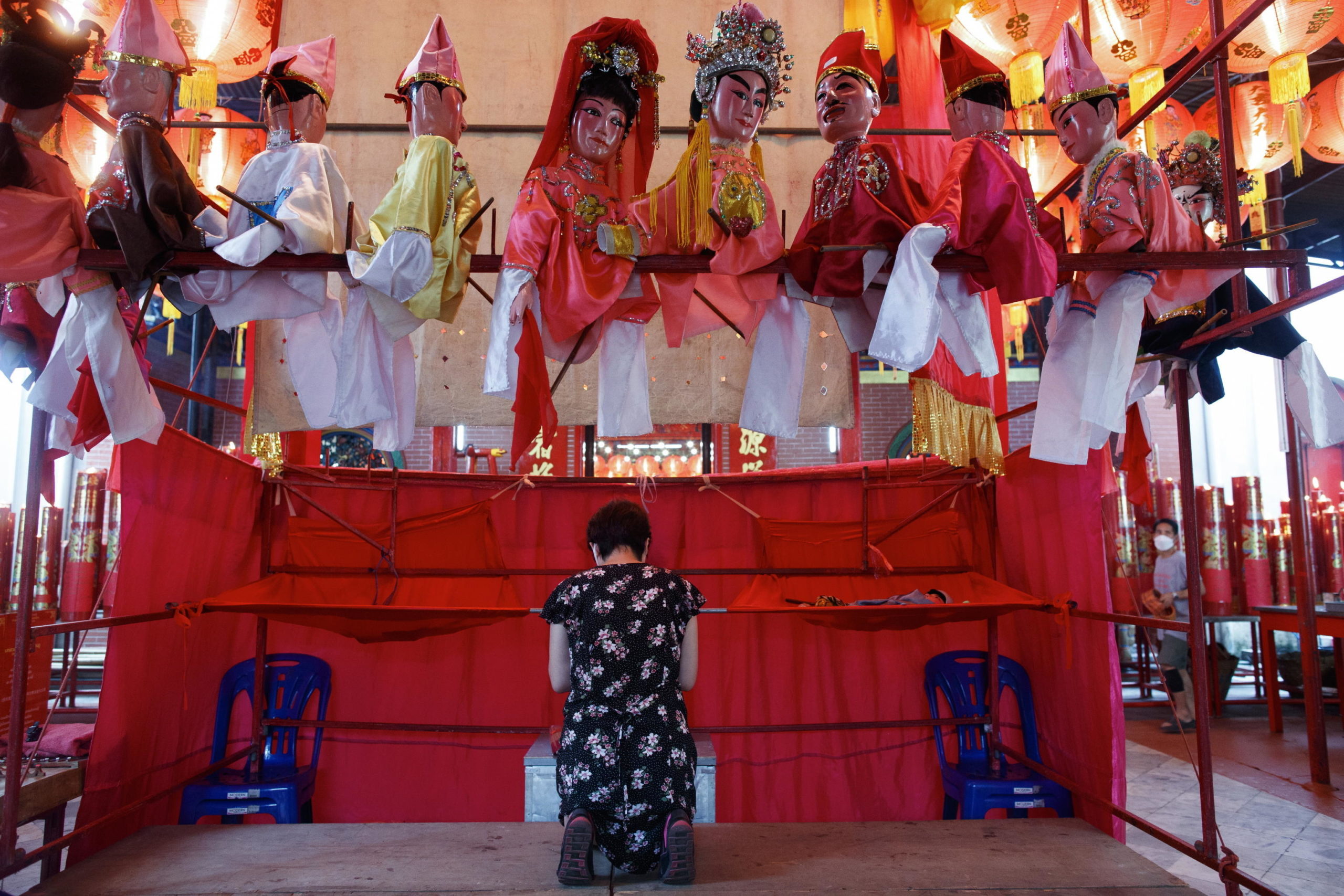 Un membro della compagnia offre preghiere alla dea cinese del cielo e del mare