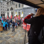 La protesta del personale scolastico in piazza Beccaria a Milano