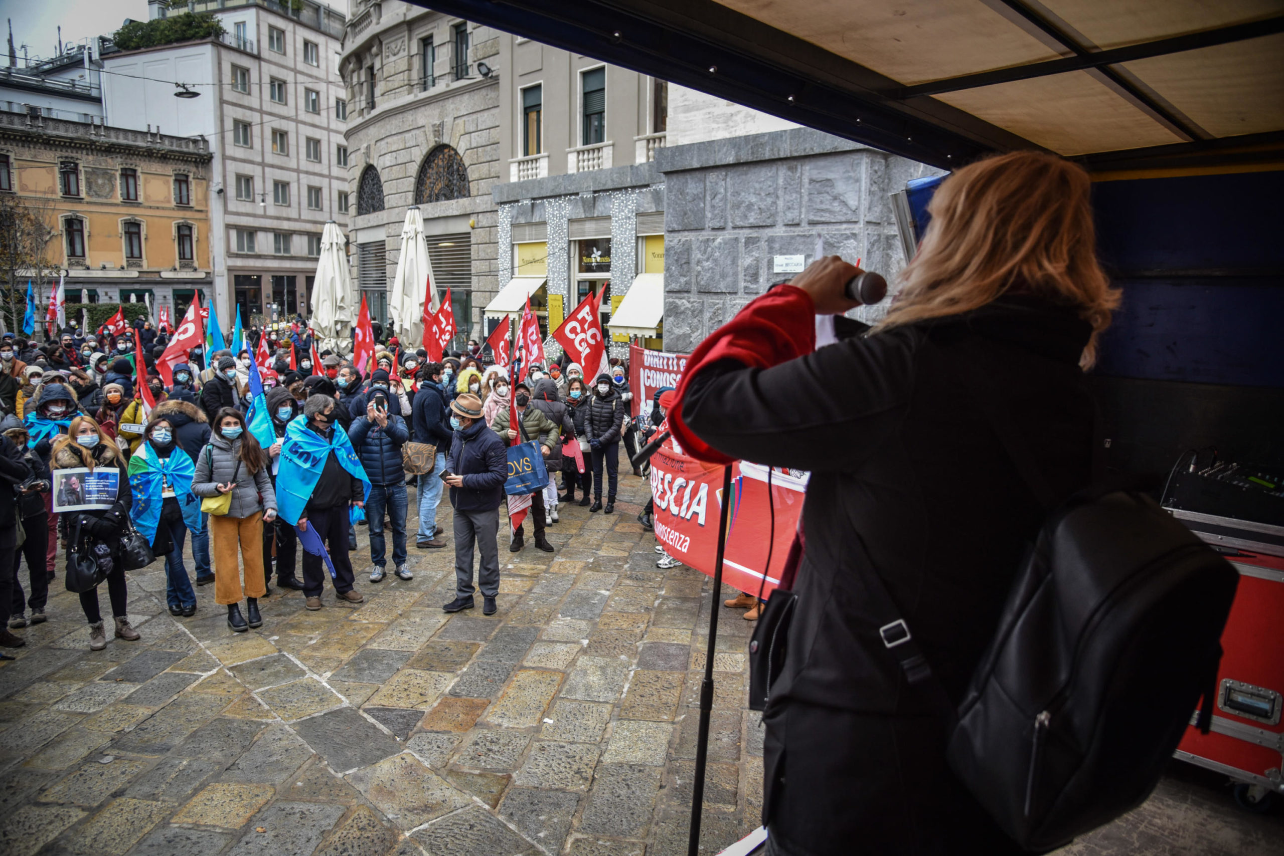La protesta del personale scolastico in piazza Beccaria a Milano