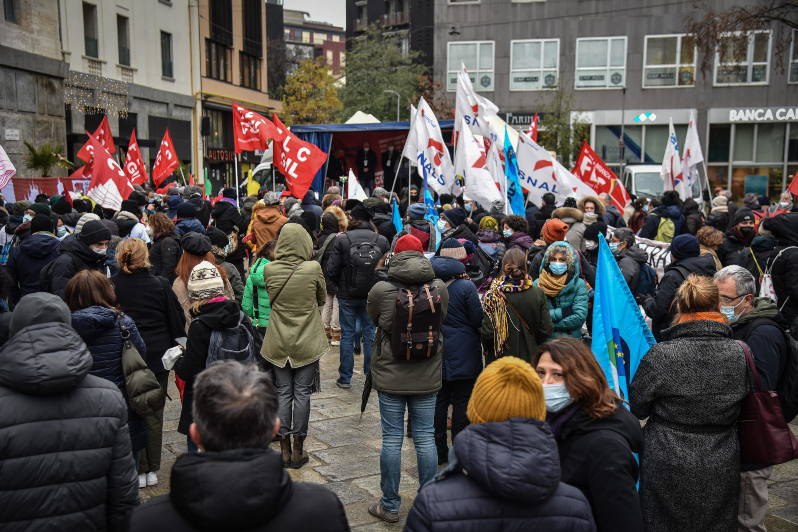 La manifestazione regionale del personale scolastico in piazza Beccaria a Milano