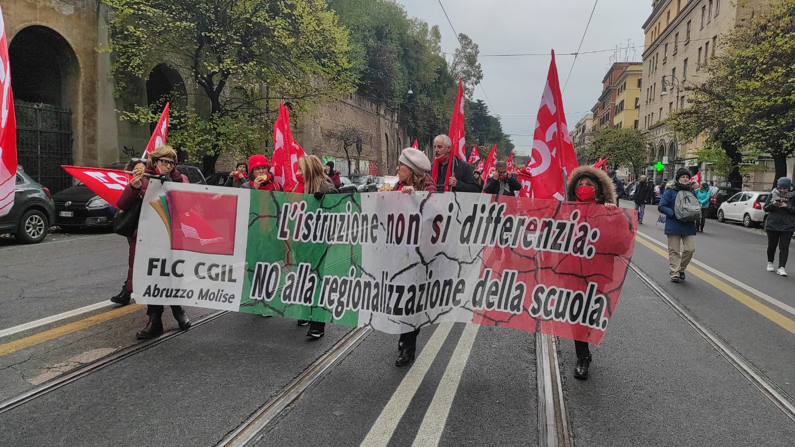 Il personale scolastico contro la regionalizzazione della scuola in via Marmorata a Roma