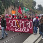 Gli studenti in protesta in via Marmorata a Roma