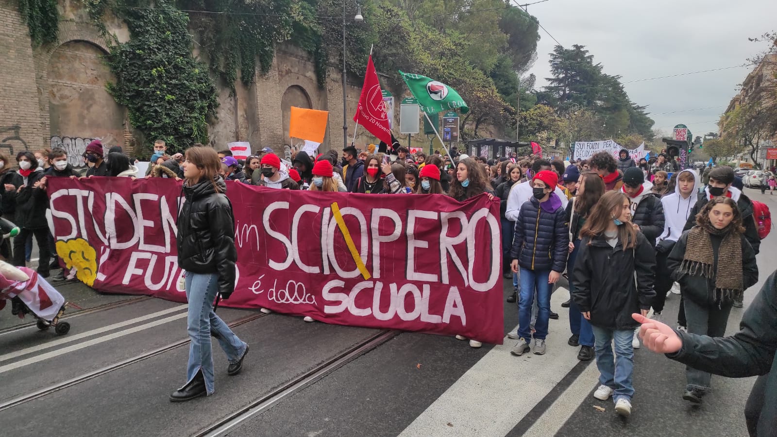 Gli studenti in protesta in via Marmorata a Roma