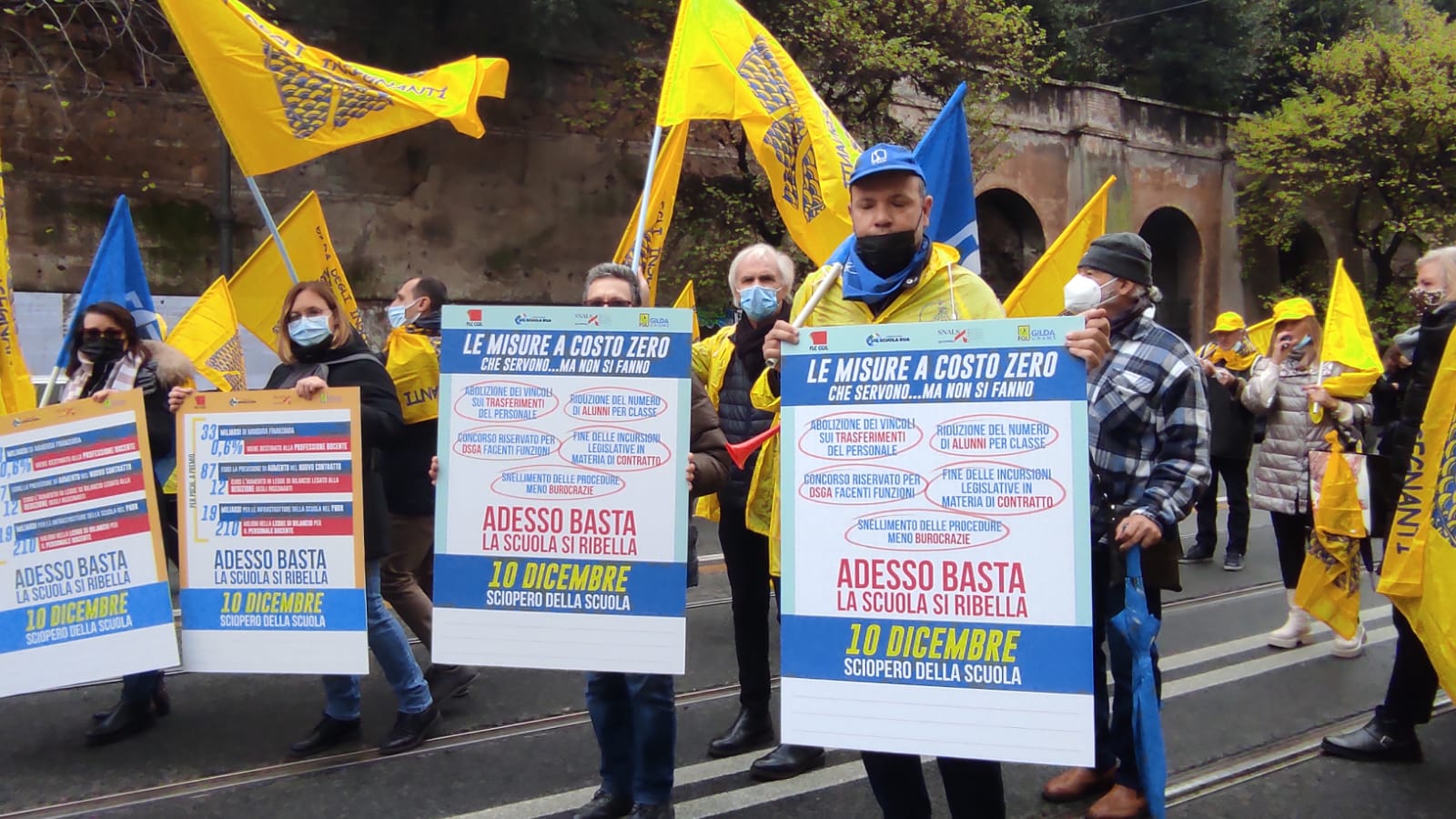 Lo sciopero generale del personale scolastico in via Marmorata a Roma