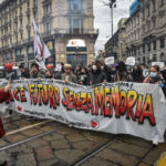Lo striscione degli studenti in protesta a Milano
