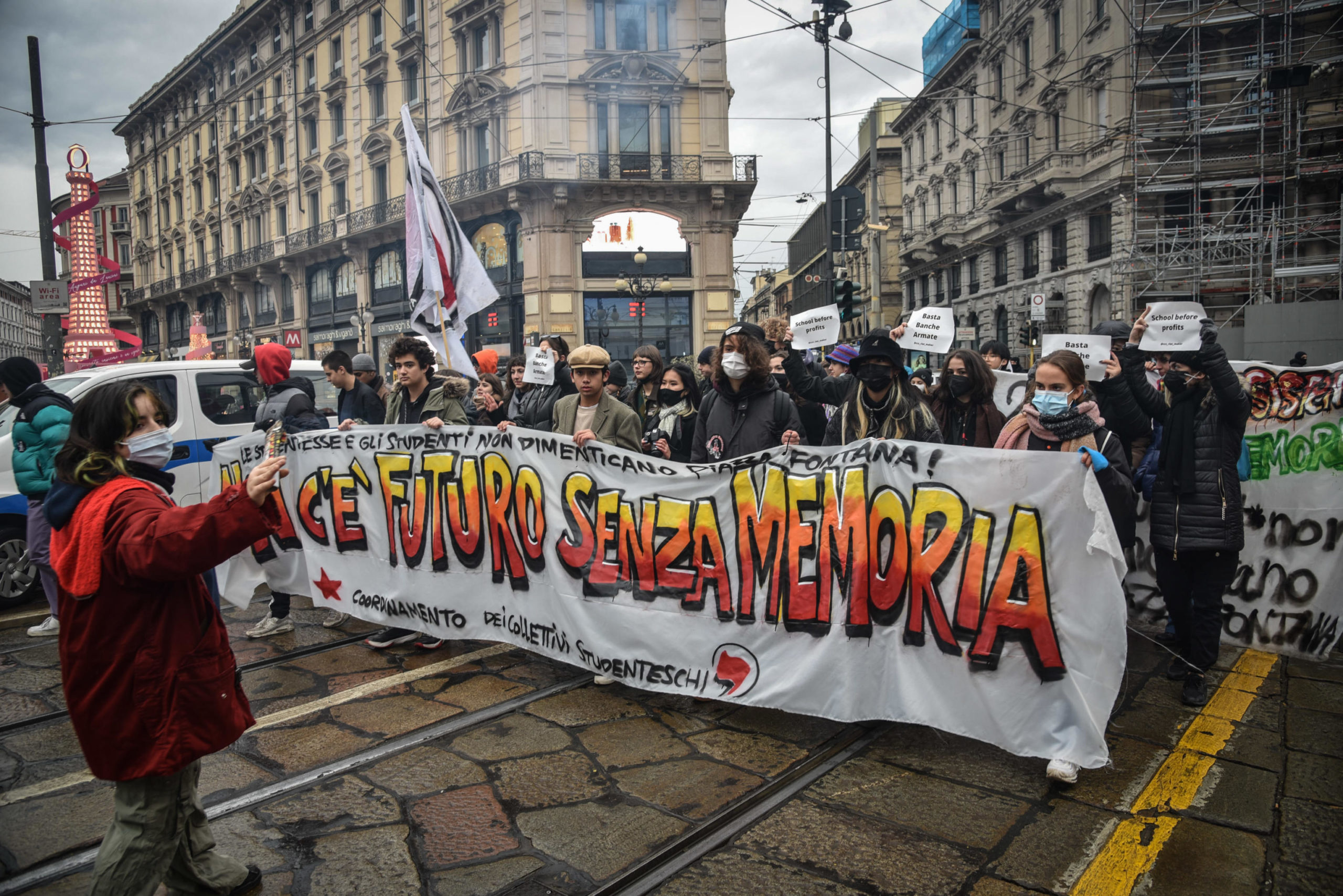 Lo striscione degli studenti in protesta a Milano